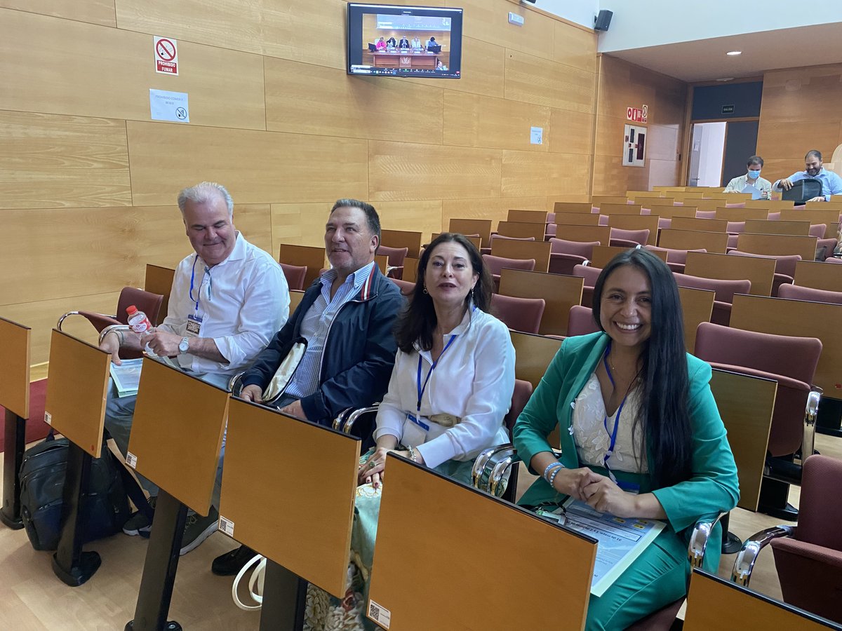 Primer día del Congreso <a href="/DERJUSIA/">I Congreso Internacional DERJUSIA</a> .. en primera fila parte de la 1ª promoción del Curso EL SECTOR PÚBLICO ANTE LA TECNOLOGÍA DISRUPTIVA Y LOS DERECHOS DIGITALES..<a href="/AlbertoSubinsp/">Alberto Rivas</a>  <a href="/ELIANADUITAMA/">Eliana Duitama</a> 👋  <a href="/pacopini/">Paco Piniella</a> <a href="/derecho_uca/">Derecho UCA</a> <a href="/ia_osp/">OspIA</a> <a href="/odise_ia/">Observatorio OdiseIA</a> <a href="/derecho_uca/">Derecho UCA</a> <a href="/Divulga_UCA/">UCC+i - Universidad de Cádiz</a>