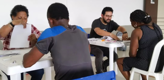 NotiTumaco's tweet photo. #ATENCIÓN | Unidad para las Víctimas entregó más de $350 millones de pesos a víctimas del conflicto en Tumaco. La medida de reparación equivale a 55 cartas de indemnización. Ya se han entregado compensaciones económicas en otros departamentos. #NotiTumaco https://t.co/nGNJVL6CbT