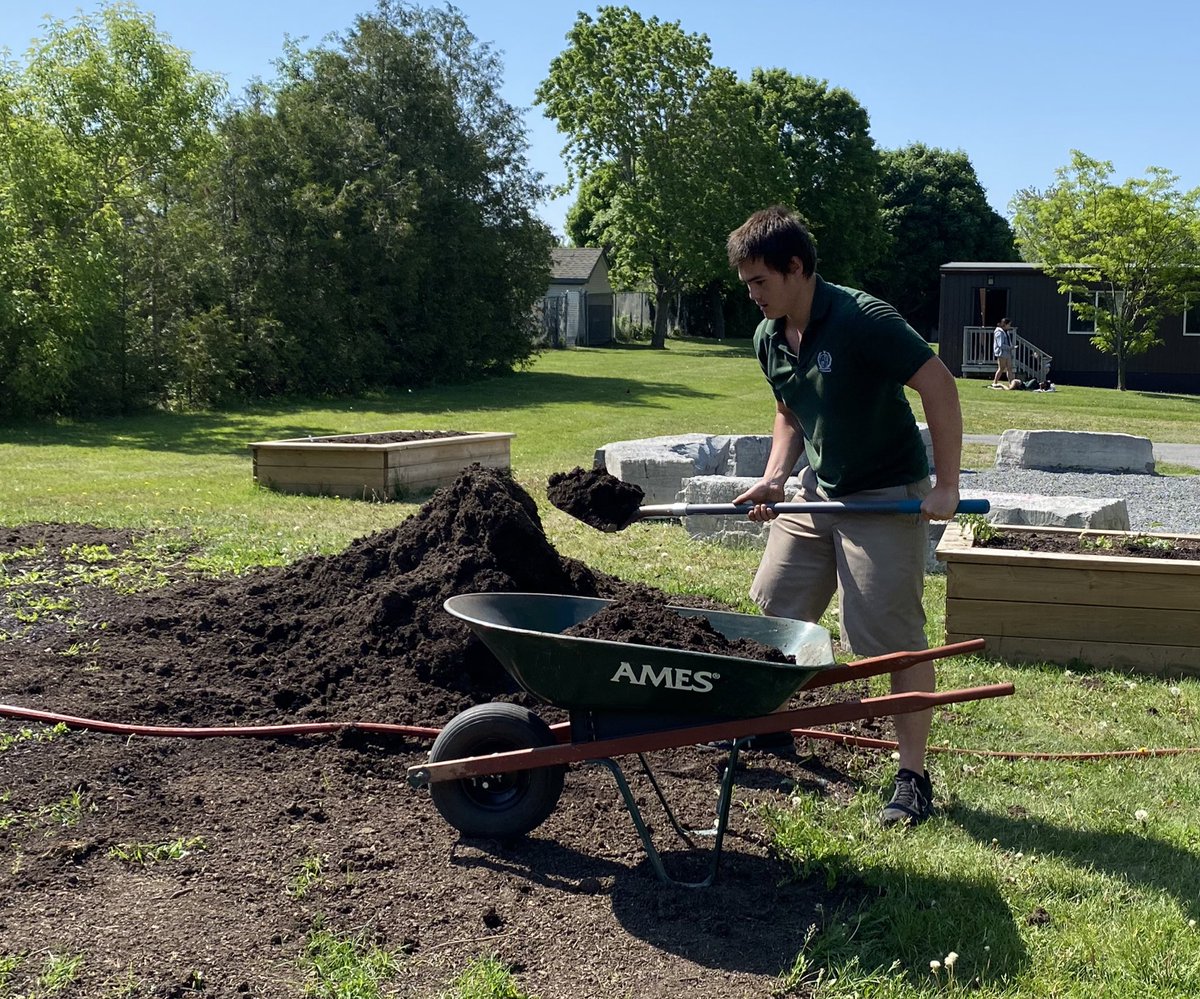 HolyCrossCSS's tweet image. Gr 11 &amp;amp; 12 students in the Green Industries class were hard at work today in the beautiful sunshine helping to make HC an even better place to be. ☀️#TakeTech
