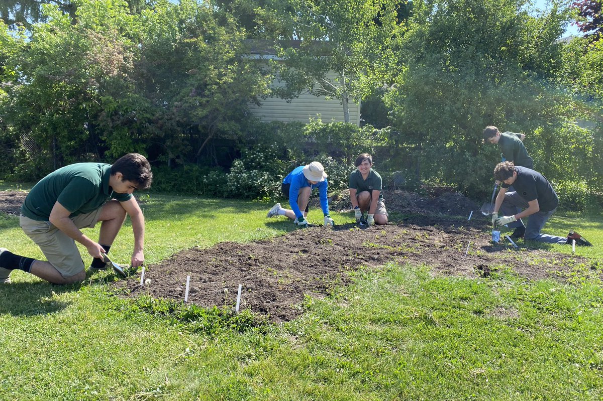 HolyCrossCSS's tweet image. Gr 11 &amp;amp; 12 students in the Green Industries class were hard at work today in the beautiful sunshine helping to make HC an even better place to be. ☀️#TakeTech