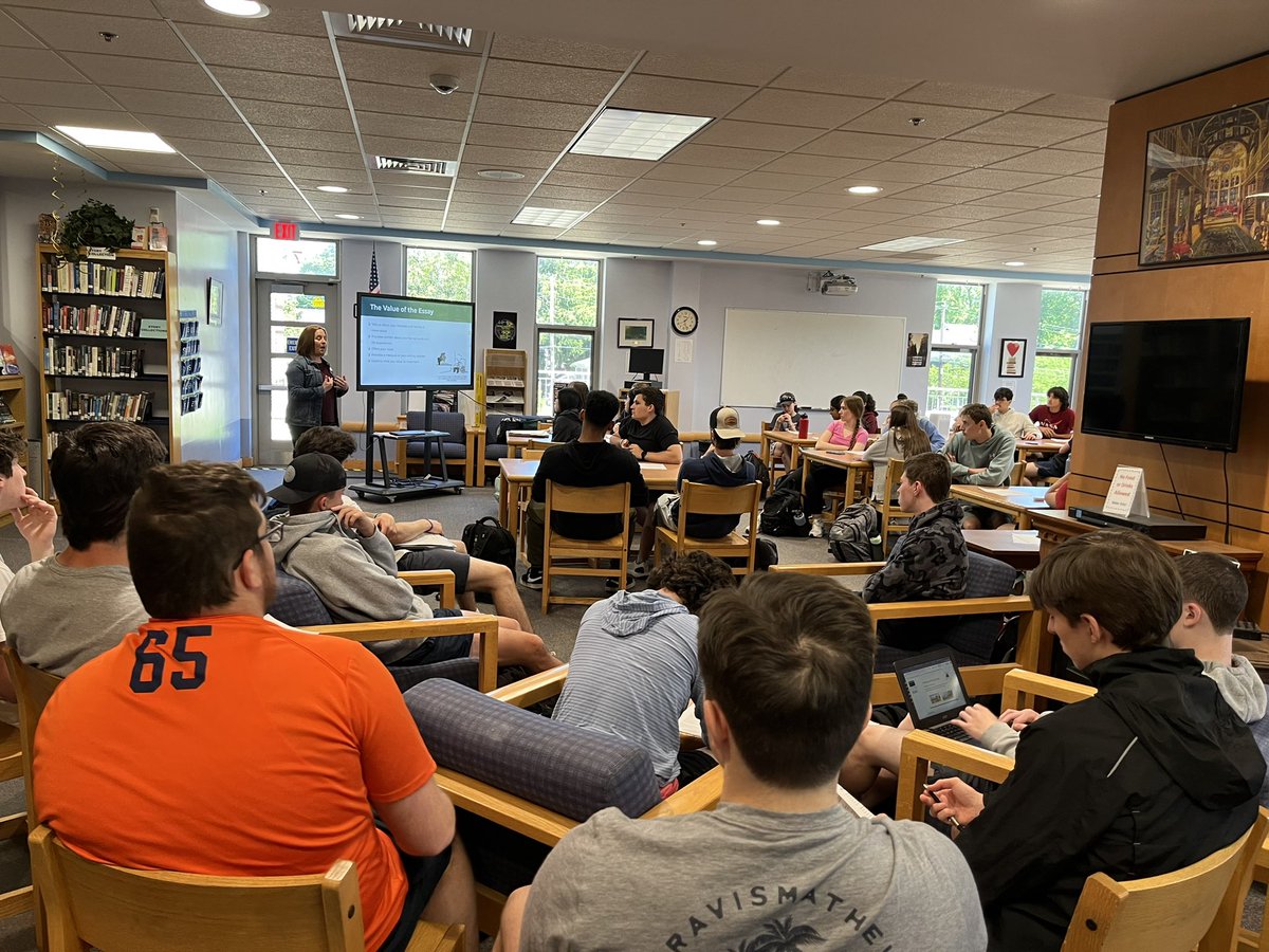 Thanks to all the @WalpoleHS juniors who showed up to hear Kate Diamond from @LeMoyne talk about the @CommonApp essay! Packed room during their free time in May—I’ll take it 😅