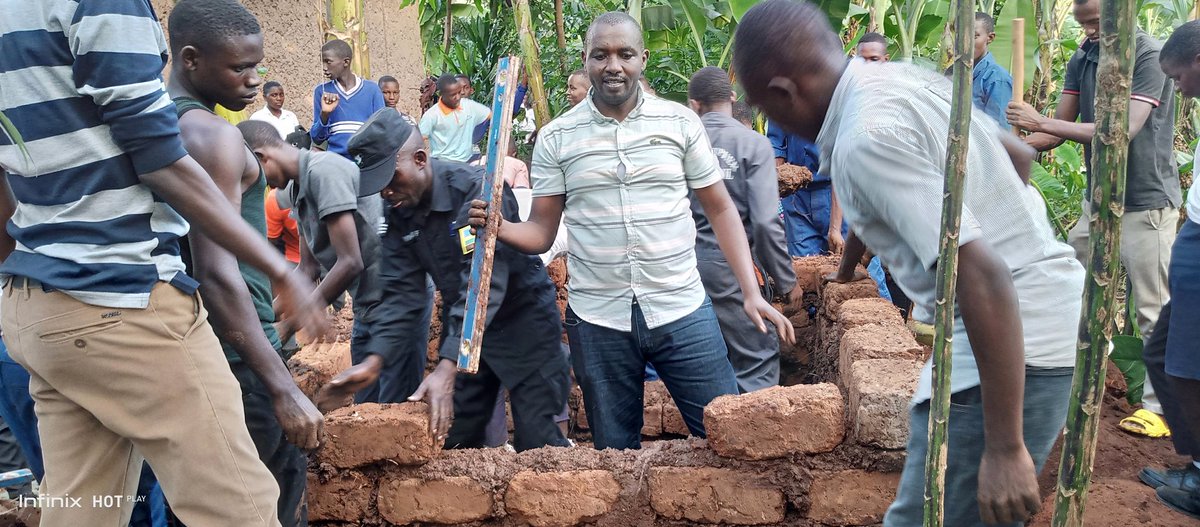 Nyuma yo kuganira n'abanyeshuli biga muri GS Munini mu biganiro by'itorero mu mashuli, twifatanije no mu gikorwa cyo kubakira ubwiherero umusaza witwa Ndiboneye Safari utishoboye mu rwego rwo gukemura ibibazo bibangamiye imibereho myiza y'abaturage <a href="/GatsiboDistrict/">Gatsibo District</a> <a href="/RwandaEast/">𝐄𝐚𝐬𝐭𝐞𝐫𝐧 𝐏𝐫𝐨𝐯𝐢𝐧𝐜𝐞 | 𝐑𝐰𝐚𝐧𝐝𝐚</a>