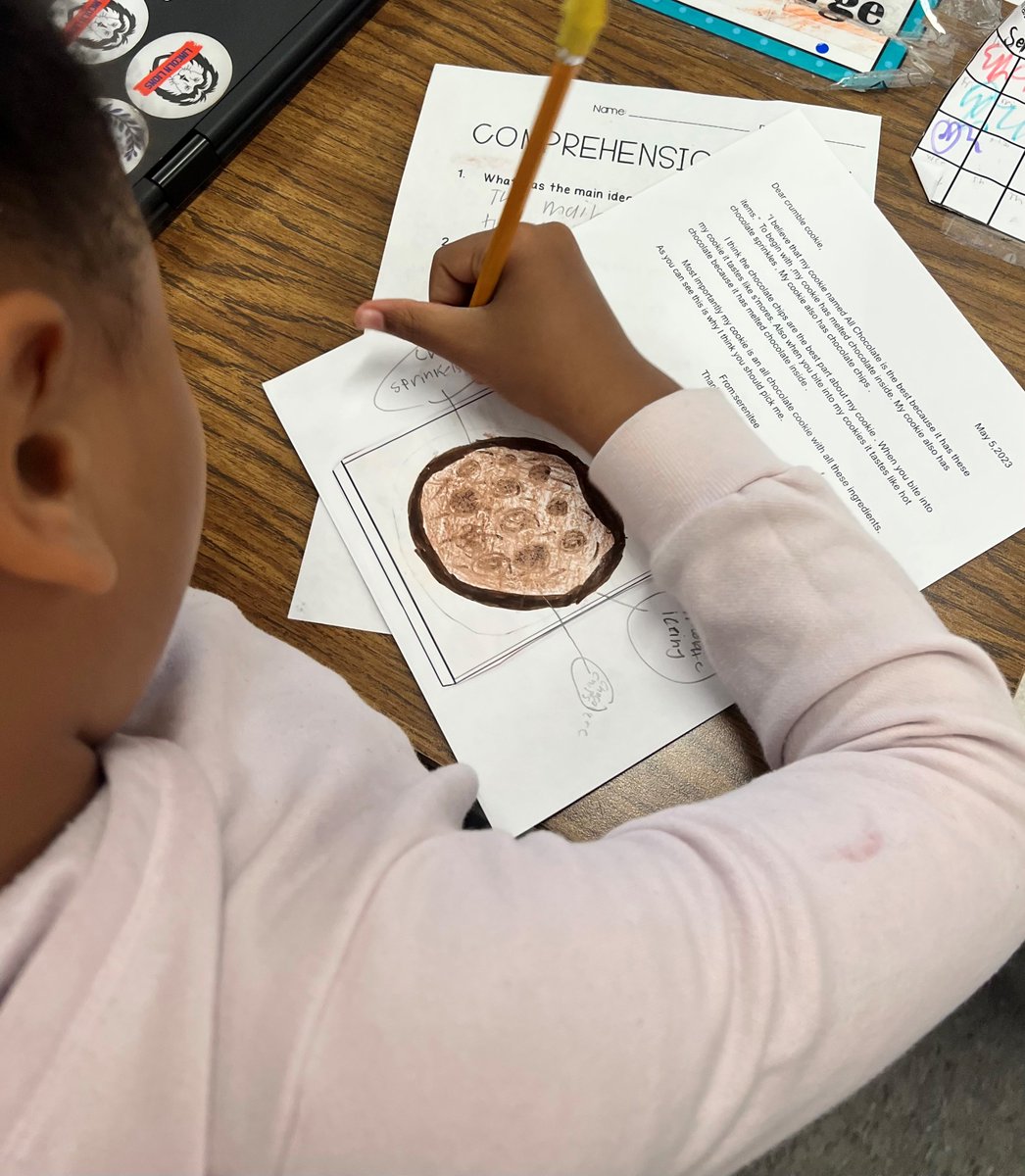 FWCommSchools's tweet image. C is also for Cookies. #CrumblCookies helped Lincoln Elementary School with a project where students got to design one of their cookies and convince them their idea was the best with a persuasive letter. #Lincoln #CisforCookie #EndOfTheYearABCs