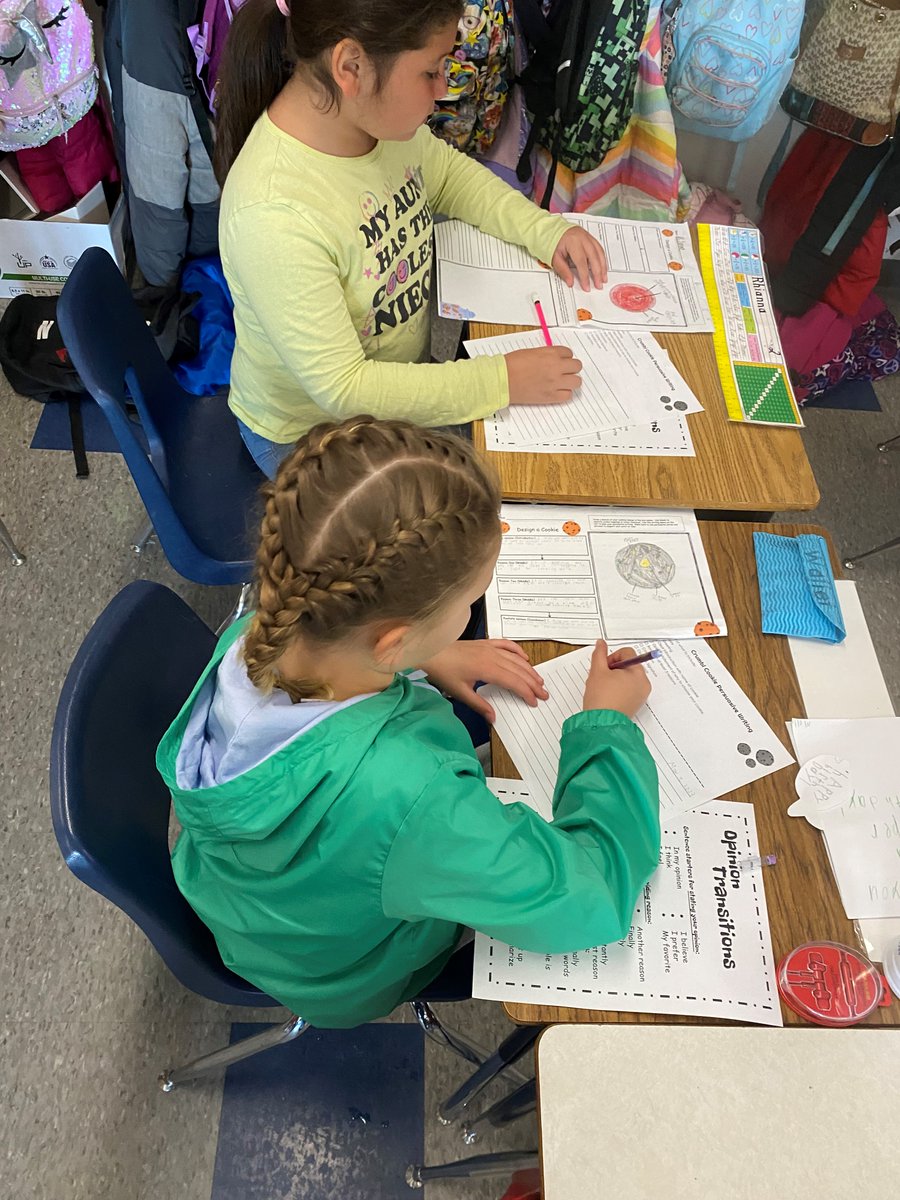 FWCommSchools's tweet image. C is also for Cookies. #CrumblCookies helped Lincoln Elementary School with a project where students got to design one of their cookies and convince them their idea was the best with a persuasive letter. #Lincoln #CisforCookie #EndOfTheYearABCs