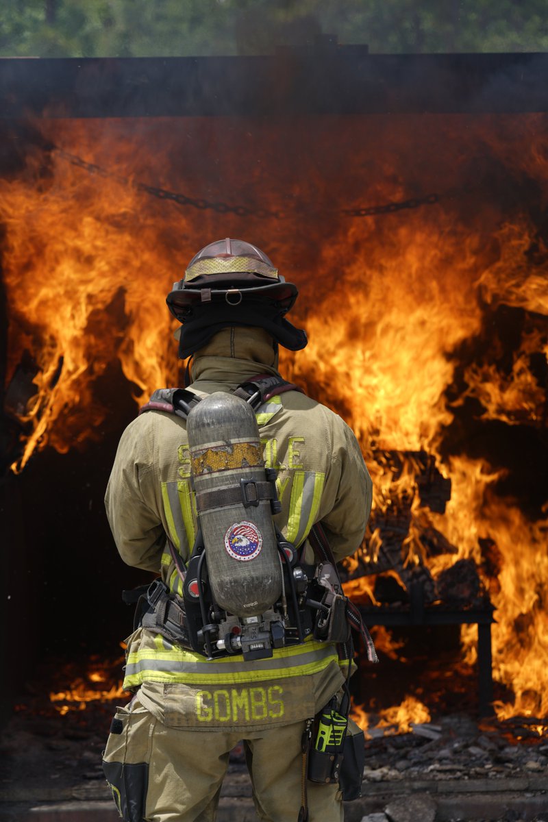 scfdpio's tweet image. #BurnBuilding #LiveFireTraining #Firefighters Seminole County Fire Department personnel working with new Recruit Class 23-01