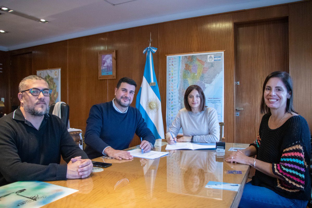 En articulación con la Asoc. Civil Interbarrial de Mujeres y a partir del Programa Nac. de Inclusión e Integración de Jóvenes de la Secretaría, se desarrollarán más de 20 talleres sociolaborales en la Ciudad de Santa Fe y las localidades de Villa Ocampo, Las Toscas y San Javier