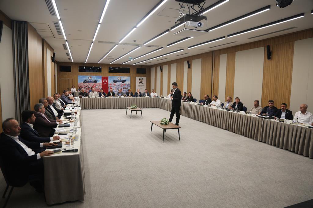 _aliyalcin_'s tweet photo. Eğitim Bir Sen 7. Dönem 1. Zorunlu Organlar Toplantısı’nı @EbsOtel‘de gerçekleştiriyoruz.

7. Olağan Genel Kurulumuzda zorunlu organlara seçilen şube başkanlarımızla eğitim, sendikal hayatın sorunları ve ülke gündemine ilişkin istişarelerde bulunduğumuz toplantımız iki gün sürecek.

Niyet hayır akıbet hayır