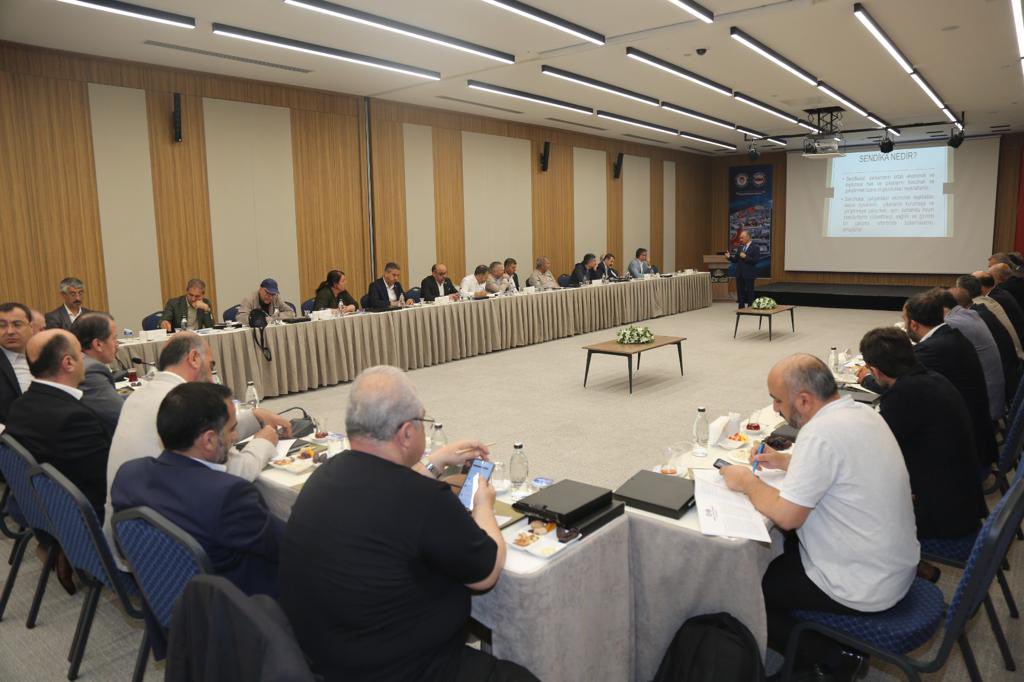 _aliyalcin_'s tweet photo. Eğitim Bir Sen 7. Dönem 1. Zorunlu Organlar Toplantısı’nı @EbsOtel‘de gerçekleştiriyoruz.

7. Olağan Genel Kurulumuzda zorunlu organlara seçilen şube başkanlarımızla eğitim, sendikal hayatın sorunları ve ülke gündemine ilişkin istişarelerde bulunduğumuz toplantımız iki gün sürecek.

Niyet hayır akıbet hayır