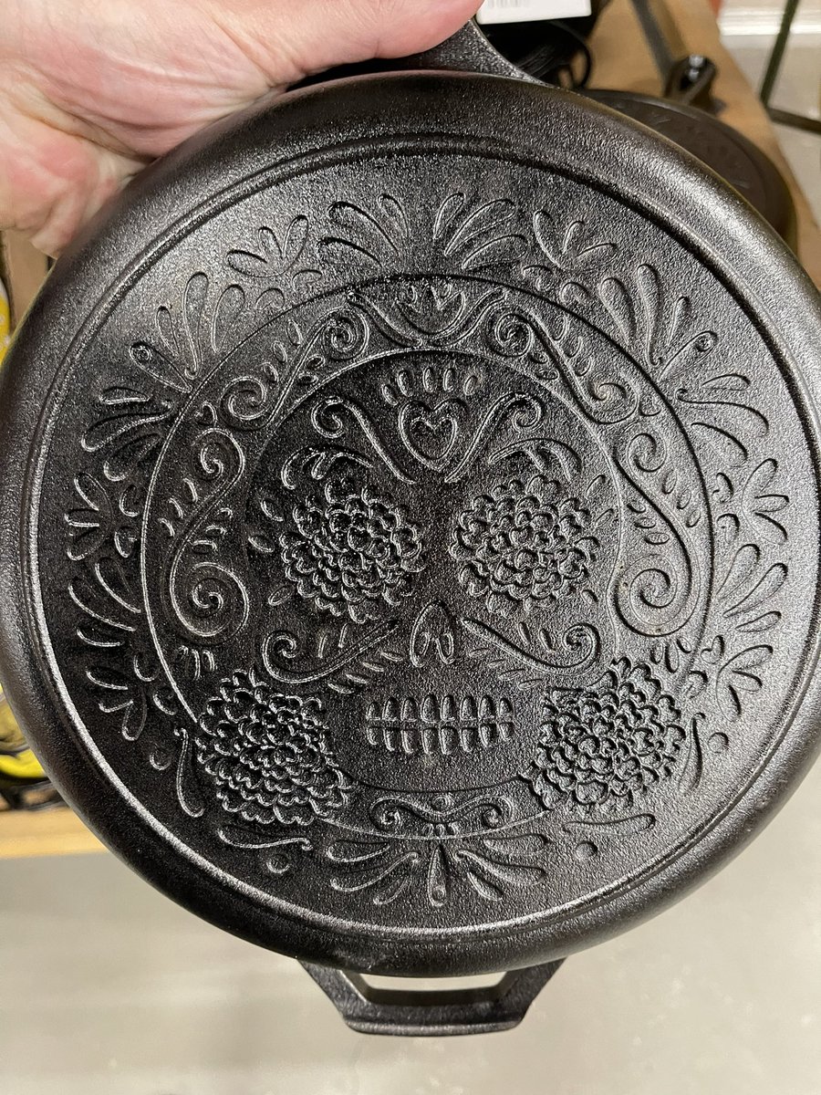 HootieMcOwlface's tweet photo. 🍳 @lodgemuseum of cast iron was everything I’d hoped it would be.🖤
#DriveDay
#RVfun 🚐 https://t.co/Fa6qsddHEk