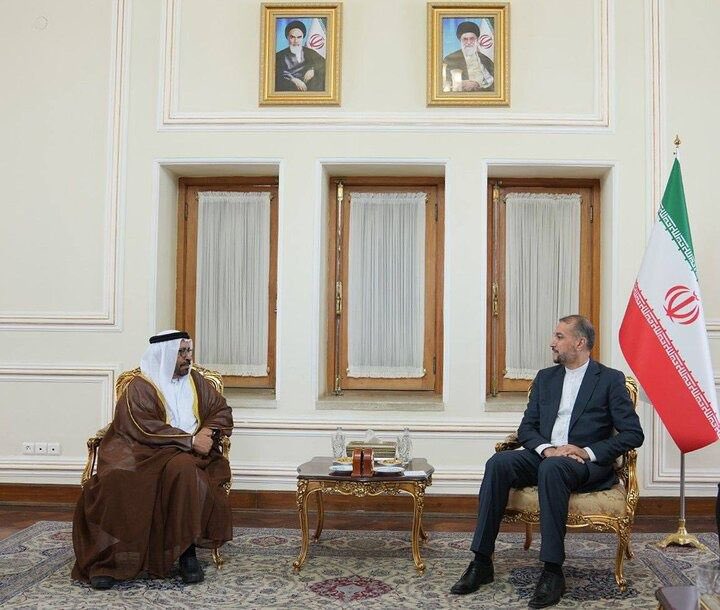 Abdulkhaleq_UAE's tweet photo. وزير الدولة الاماراتي خليفة شاهين يلتقي وزير خارجية ايران في طهران أمس. الامارات حريصة على تخفيف التوتر في المنطقة وترغب في تطوير الشراكة التجارية مع ايران وحريصة على استمرار الحوار  معها لحل المشاكل العالقة بالطرق الدبلوماسية وجها لوجه. https://t.co/rSXxD1AlNv
