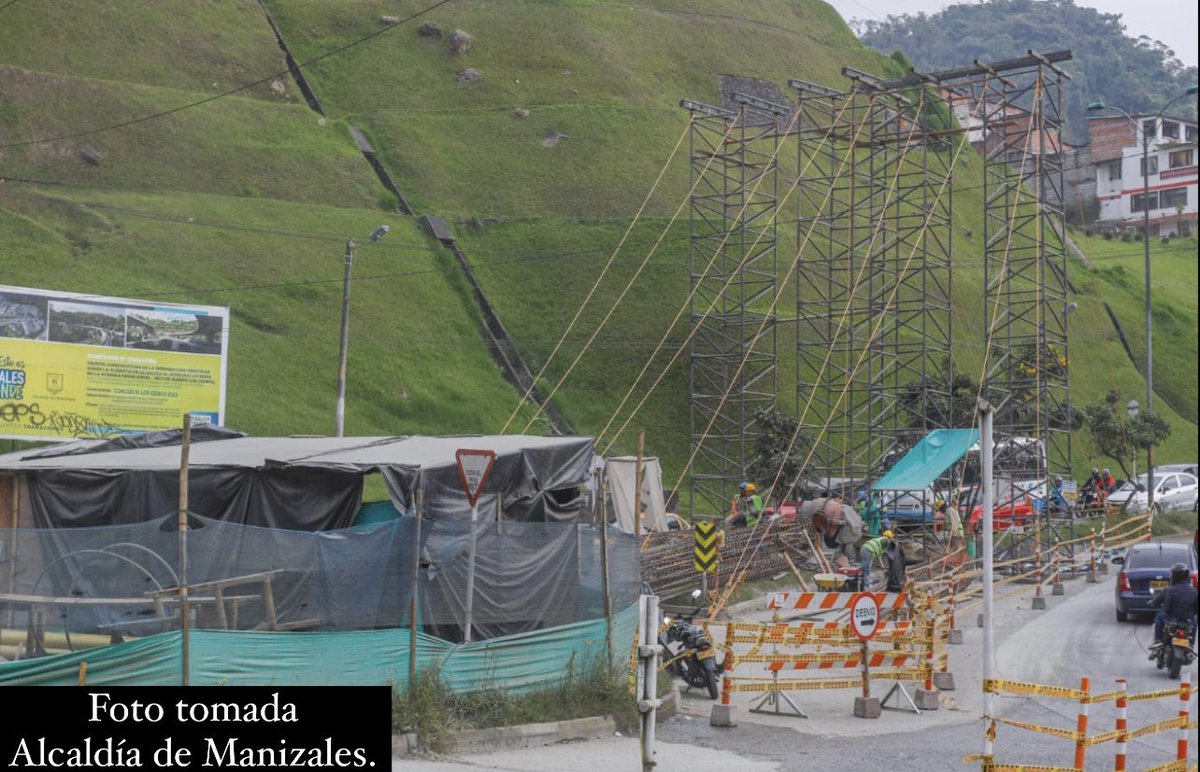 Christian_DPH's tweet photo. La realidad de la obra de los Cedros: 

Desde enero que asumió el nuevo contratista a la fecha, el avance de obra pasó de un 5% al 13%, es decir, un 1,6% de avance mensual. A ese paso la obra la terminarán en 54 meses.

Como es posible que el Alcalde diga que la obra va bien?. https://t.co/LPCnjka6j3