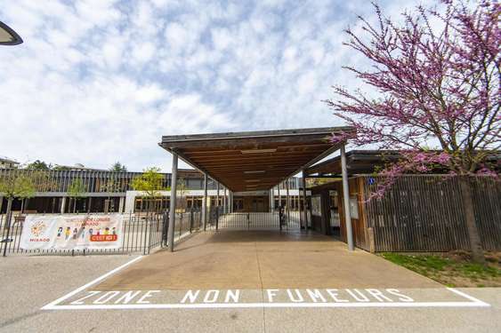 Journée mondiale sans tabac : la Ville d'Annecy agit pour lutter contre ce fléau mondial. Depuis février 2023, 12 écoles disposent de zones non fumeurs à leur entrée afin de lutter contre le tabagisme passif des enfants. 

#JournéeMondialeSansTabac