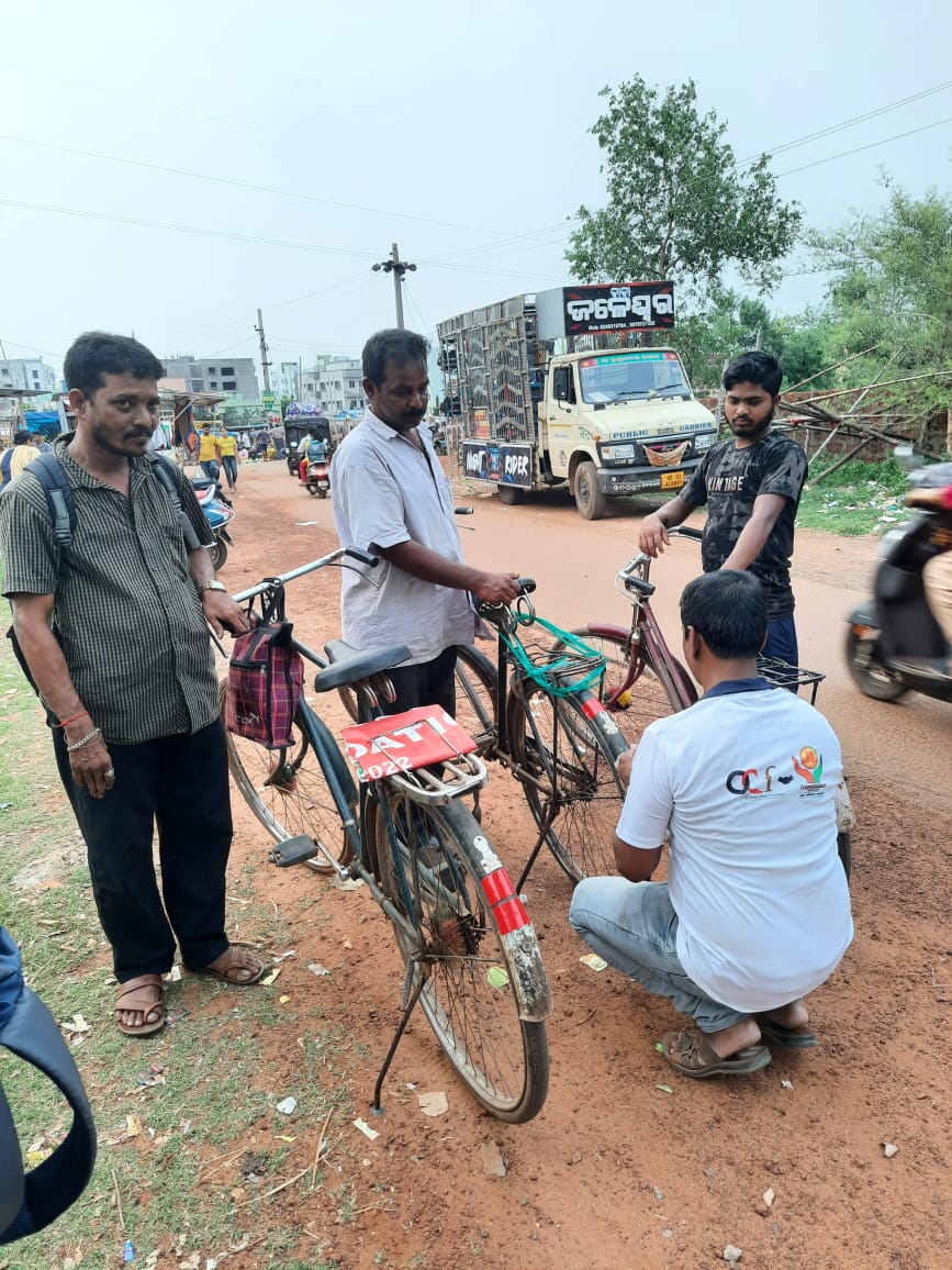 OdishaCalling's tweet photo. #StaySeen #StaySafe! 
#RetroRefleciveTapes for cycles. (Patia Railway Station Bhubaneswar)
#IncreasesTheVisibility
@OdishaCalling 
@STAOdisha @CTOdisha @ushapadhee1996 @rto_cuttack @rto_bbsr2 @RtoBbsr_I @DCT_CentralZone @UN_RSF @RoadSafetyNGOs @MORTHRoadSafety @DMKhordha https://t.co/cDELEltoxI