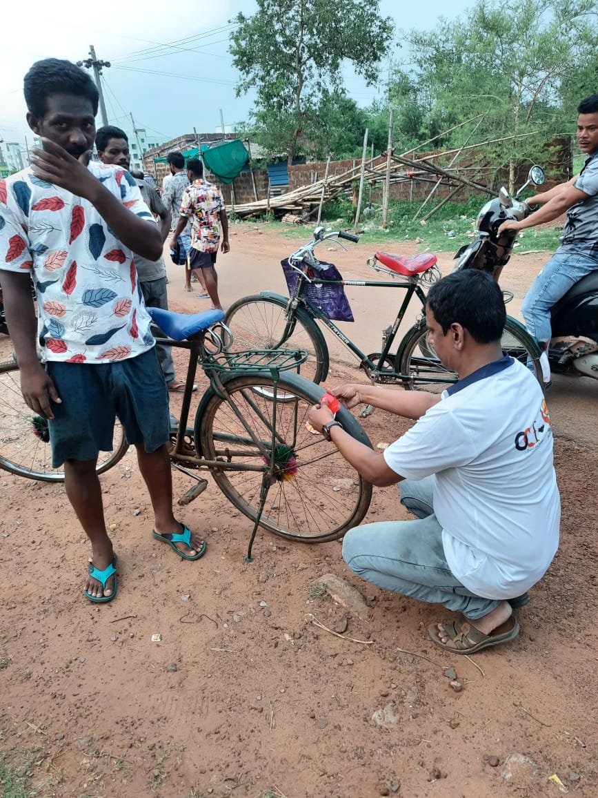 OdishaCalling's tweet photo. #StaySeen #StaySafe! 
#RetroRefleciveTapes for cycles. (Patia Railway Station Bhubaneswar)
#IncreasesTheVisibility
@OdishaCalling 
@STAOdisha @CTOdisha @ushapadhee1996 @rto_cuttack @rto_bbsr2 @RtoBbsr_I @DCT_CentralZone @UN_RSF @RoadSafetyNGOs @MORTHRoadSafety @DMKhordha https://t.co/cDELEltoxI