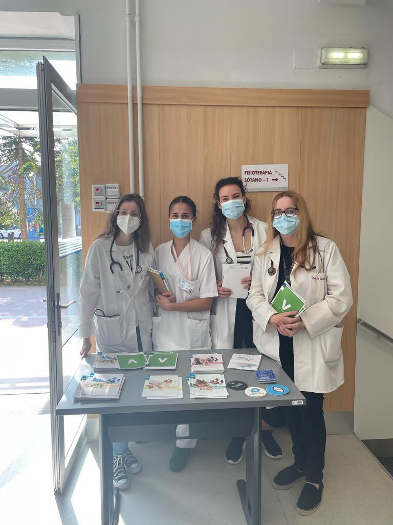 Nuestras nuevas residentes del Centro de Salud Virgen Peregrina participan en el dia Mundial antitabaco… bienvenidas al centro y a los programas de promocion de la salud