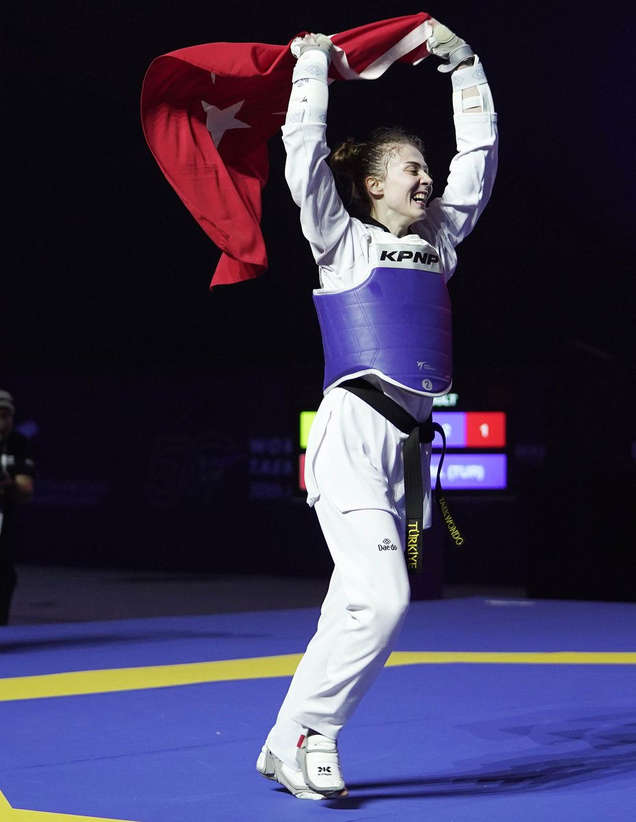 Azerbaycan'da düzenlenen Dünya Taekwondo Şampiyonası’nda kadınlar 49 kiloda altın madalya kazanan Merve Dinçel’i tebrik ediyorum.🥇
