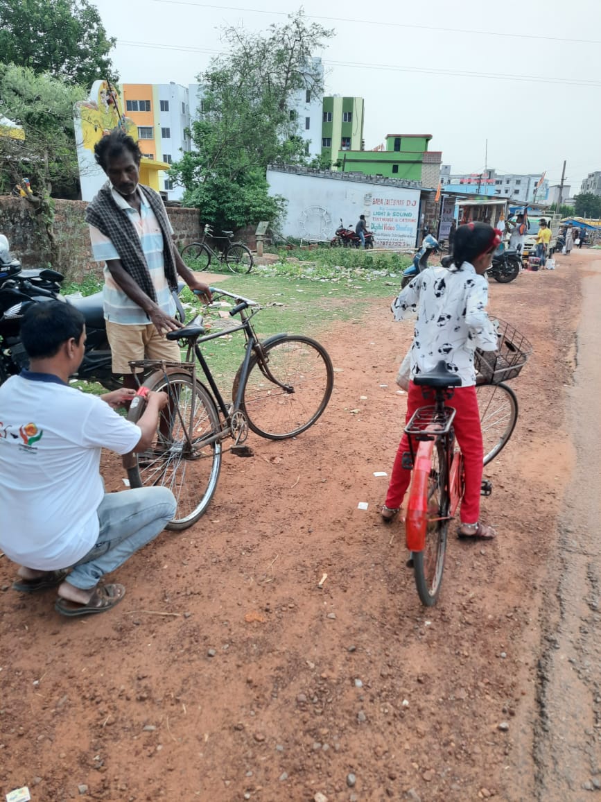 OdishaCalling's tweet photo. #StaySeen #StaySafe! 
#RetroRefleciveTapes for cycles. (Patia Railway Station Bhubaneswar)
#IncreasesTheVisibility
@OdishaCalling 
@STAOdisha @CTOdisha @ushapadhee1996 @rto_cuttack @rto_bbsr2 @RtoBbsr_I @DCT_CentralZone @UN_RSF @RoadSafetyNGOs @MORTHRoadSafety @DMKhordha https://t.co/cDELEltoxI