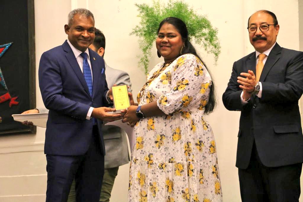 HCIMaldives's tweet photo. Congratulations 💐 to Ms Hawwa Simna @stoplc, Ms Aminath Junana Mohamed @MoGFSSmv, Mr Muflih Ibrahim @PoliceMv, Mr Mohamed Ifreen @MNUedu for successful completion of “Young Leaders #NeighborhoodFirst Fellowship 2023 #YLNF" (March- May'23) by @MEAIndia at @scalsscdelhi.
🇮🇳🤝🇲🇻 https://t.co/2BZCpsHneB