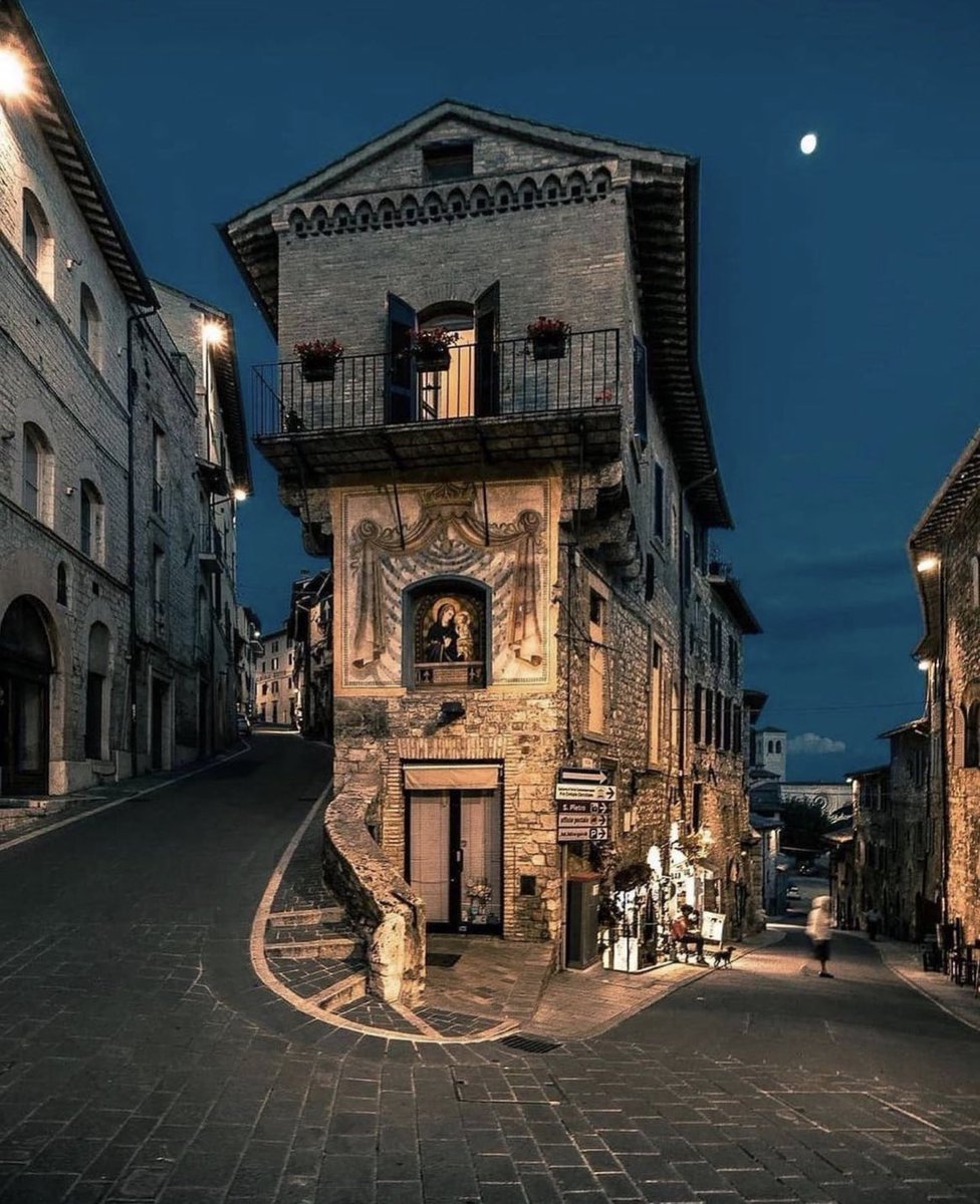 viewsoff's tweet photo. Italy by night. https://t.co/god85yvaOB