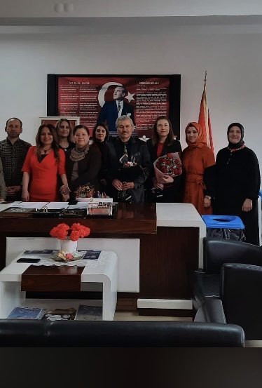buluc_nejla's tweet photo. “Marifet iltifata tabidir” Edebiyat zümre arkadaşlarım çok kıymetlisiniz🤗sizlerle çalışmaktan çok mutluyum.Emeğinize yüreğinize sağlık 💐🌻 https://t.co/78za74zb4M