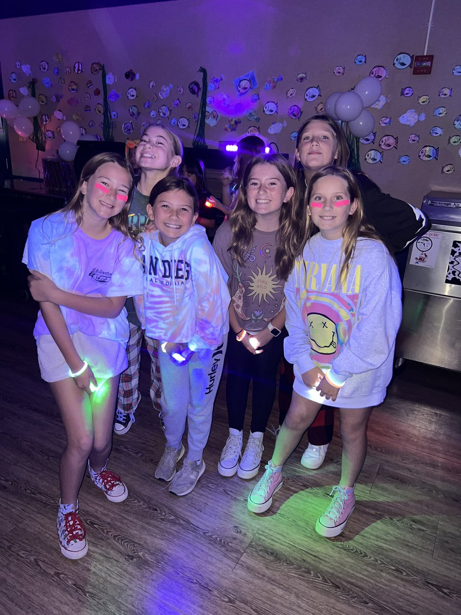 GoWeathersfield's tweet image. Celebrating because we raised about $48,000 for our school with our Kindness Fundraiser!!! Way to GLOW Eagles! 💙🦅💛 #pta #kindness #glowparty