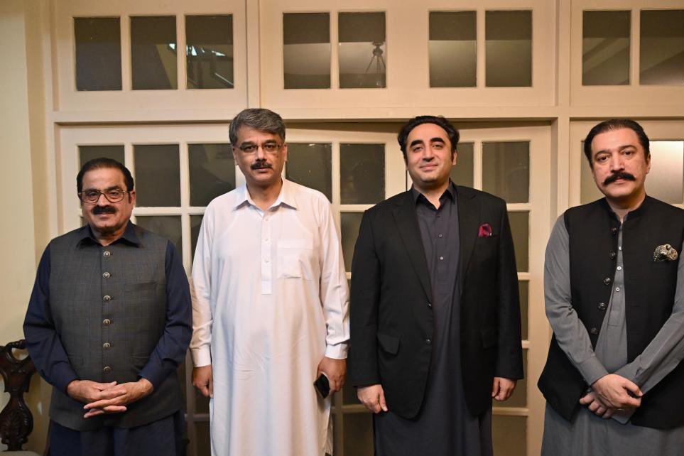 BBhuttoZardari's tweet photo. آزاد جموں و کشمیر کے وزیراعظم چوہدری انوار الحق سے ملاقات ہوئی جس میں انہوں نے بالخصوص متنازع جی ٹوئنٹی کے تناظر میں مسئلہ کشمیر پر آواز بلند کرنے پر پاکستان کی خارجہ پالیسی کی تعریف کی، اس موقع پر میں نے مسئلہ کشمیر کے حوالے سے اپنے اس عزم کا اعادہ کیا کہ خواہ کیسی ہی صورت حال کیوں نہ ہو، ہم کشمیریوں کو تنہا نہیں چھوڑیں گے۔