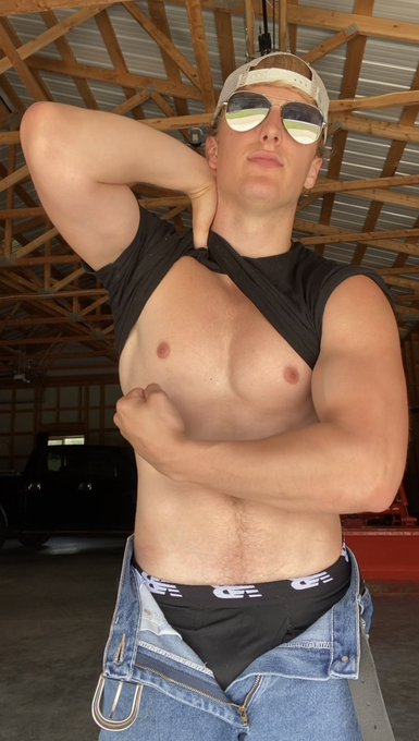 RT if you ❤️ guys with Muscles 💪 https://t.co/U3inDl9x8G