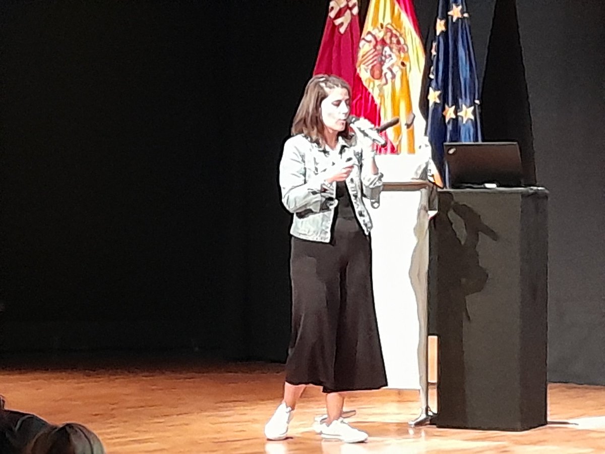 JMLapuerta's tweet photo. Súper actuación de nuestra seño Bea en las #jornadasDigitalProf organizadas por el @CPRRegionMurcia . El Proyecto #LapuertaMakers ha causado sensación en las jornadas. La seño Bea lo ha hecho genial. ¡Enhorabuena por su trabajo! @MrsBSpain https://t.co/lHRrGmXLPx