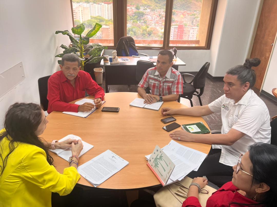 ¡ Indetenible!

Nuestro Pdte. <a href="/pedrodiazg59/">Pedro Diaz</a>  junto a su equipo de trabajo continúa  articulando con los representantes de la FAO en Venezuela para avanzar en programas de formación dirigidos al PAE. <a href="/NicolasMaduro/">Nicolás Maduro</a>  <a href="/_LaAvanzadora/">Yelitze Santaella</a>