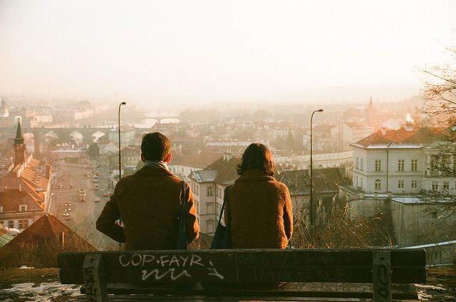 Atasözüdür: 

Geç geçenden.

İnsan; kendisine saygı göstermeyene saygı göstermemeli, görmeyeni görmemeli.