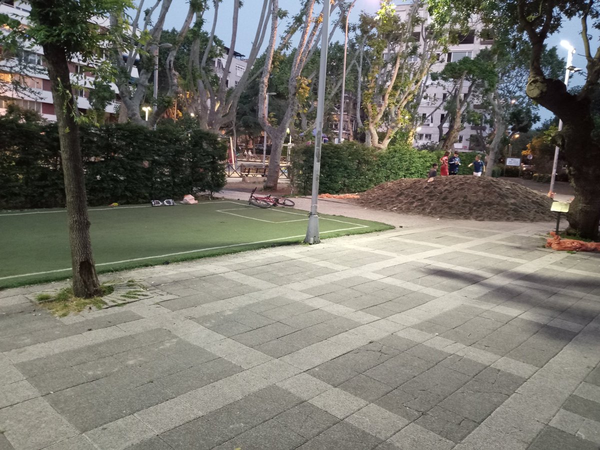 Yaz aylarına girdiğimiz şu günlerde Moda parkındaki spor alanlarını ne zaman bitirmeyi düşünüyorsunuz? <a href="/kadikoybelediye/">Kadıköy Belediyesi</a> <a href="/serdildara/">Av. Şerdil Dara Odabaşı</a>