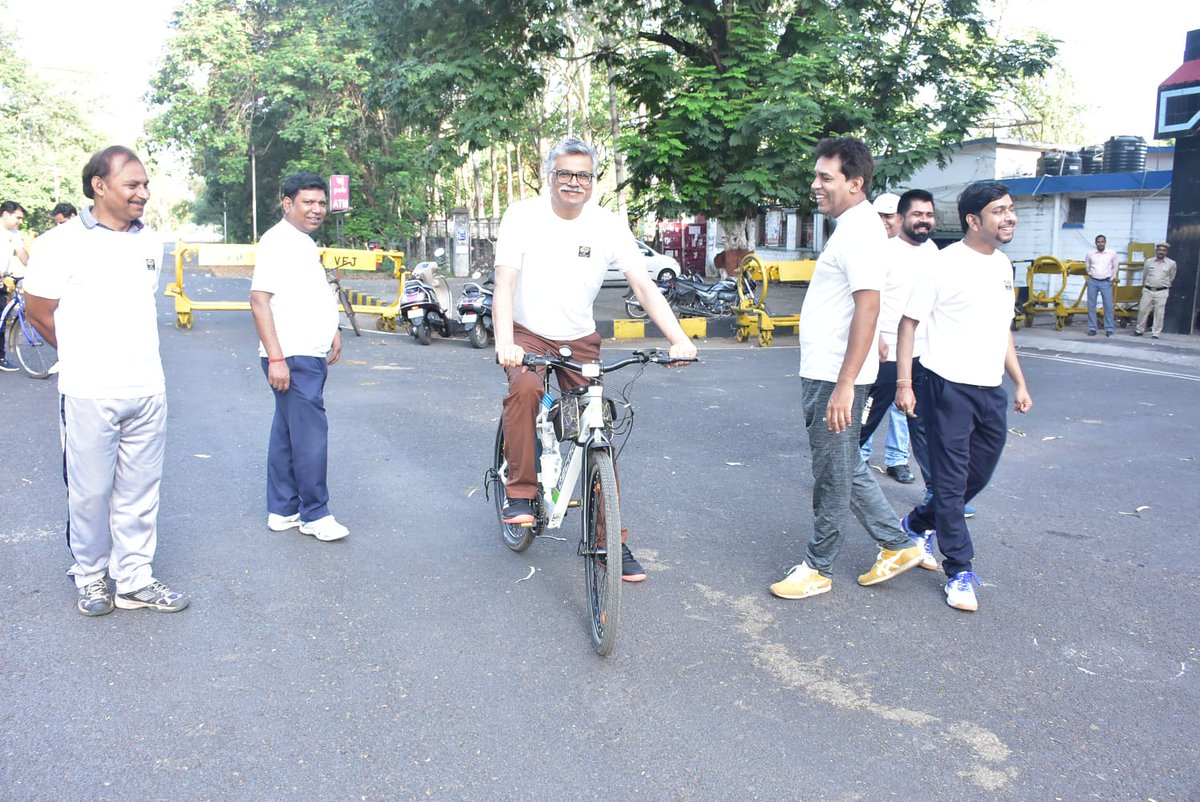 pro_vfj's tweet photo. As part of outreach activities on #LifeforEnvironment to mark the #WorldEnvironmentDay2023
Shri Ashok Gupta, Chief General Manager, Officers and employees of #VFJ participated in #CycleRally on 31.05.23 for awareness about use of cycles and save #environment.
#AVNL https://t.co/jKVem7LPeE
