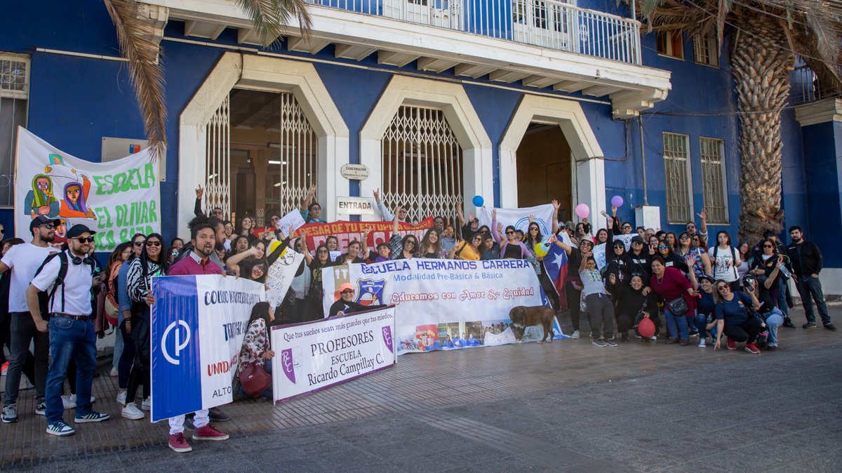 DPPHuasco's tweet photo. @DPPHuasco recibió a las representantes de profesores de la #ProvinciaDeHuasco recepcionando la carta de peticiones de mano de Victoria Ceriche y  María Carolina Sepúlveda, Presidenta y secretaria respectivamente del Territorial Huasco del @ColegioProfes https://t.co/ExPRJ8Dz7E