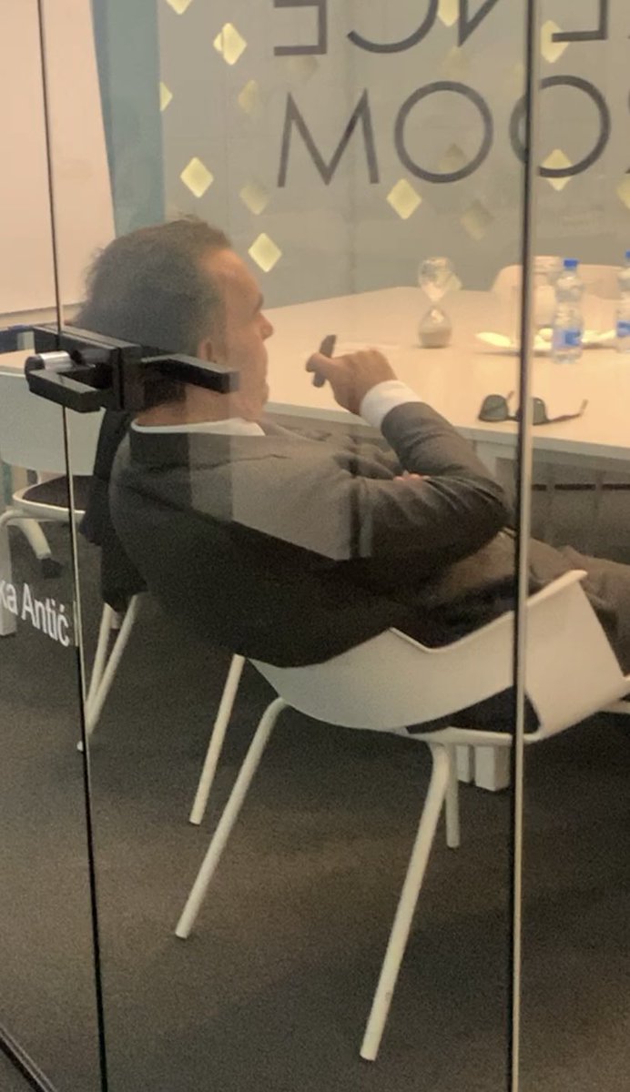 Дьяволёнок в шортах on Twitter: "В офисной переговорке мужик курит ...