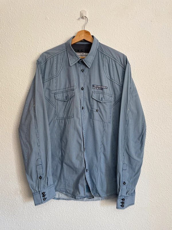 Lirvo28's tweet photo. ¡Alerta Spoiler! Consigue Jack &amp; Jones que vendo en #Vinted! Es una talla L por 6,24 €:  https://t.co/H4HnnE4IIp https://t.co/L5VbR9Rlf9