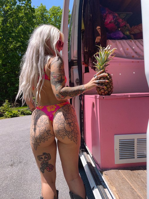 🍍👙 sweeeeet https://t.co/mMK7xr8ipO