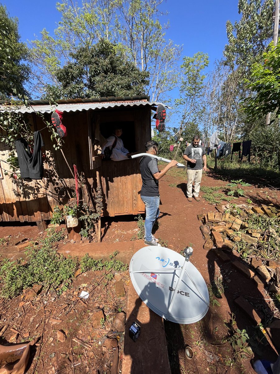Nereak's tweet photo. Seguimos comprometidos, llevamos antenas satelitales a los vecinos de #coloniaPrimavera que ya cuentan con el beneficio de acceder de manera gratuita a canales provinciales y nacionales. Gestión del Dr. Juan José Laudin https://t.co/KY66k0CuYe