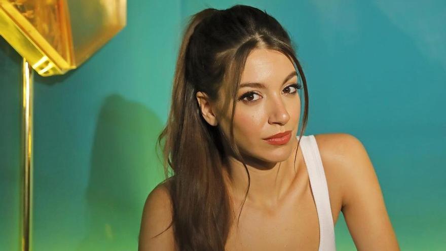 F_Desouche's tweet photo. La chanteuse espagnole Ana Guerra accusée de racisme parce qu’elle avait précisé que son voleur était un Marocain
https://t.co/Koi3FVK4kj https://t.co/07MoecN6vN