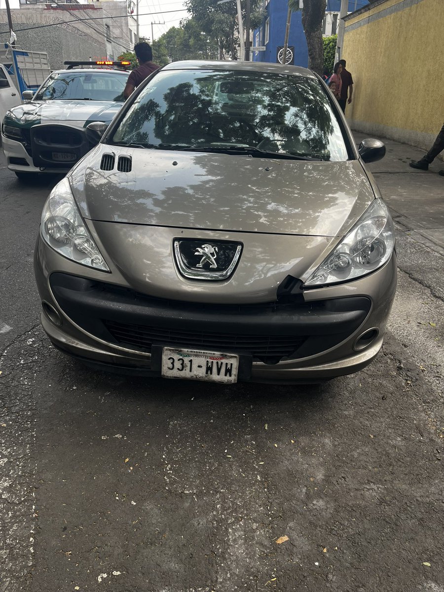 MaryferViBoy's tweet photo. @LaSEMOVI urge que vengan a quitar este coche que se reportó desde las 8 am. Que impresión que sean tan ineficientes para las cosas que urgen 😡😡😡

Dos patrullas han venido y tránsito ni sus luces

Calle reembolsos colonia postal https://t.co/WNLzzdW1Ut