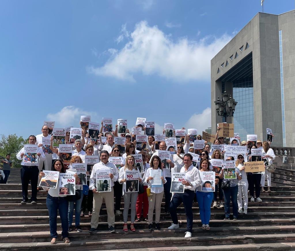 carolinagarzaNL's tweet photo. Hoy se anunció el Frente Nuevo León en Defensa de los niños. Hoy los niños de NL ya tienen quien los proteja del FEROZ adoctrinamiento que reciben a través de Gobiernos, medios, libros de texto, tiendas, etc
#DejenALosNiñosSerNiños
#ConLosNiñosNo https://t.co/sPWb87bW6K