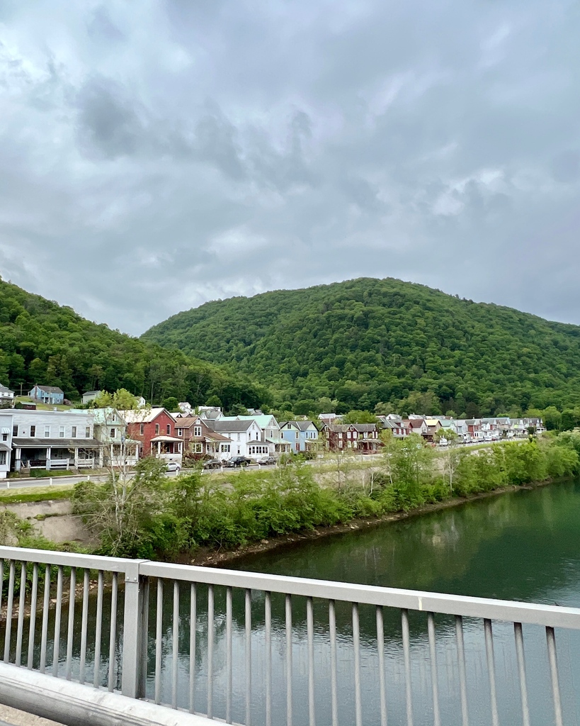 brittaroundtown's tweet image. Most people choose to vacation at the beach…
I’d take a quiet getaway to the mountain town in the middle of nowhere any day. 🏔️
.
.
📍 Renovo, Pa in Clinton County

#patravelhappy #pawildsarecalling #explorepa #renovo #renovopa #clintoncountypa