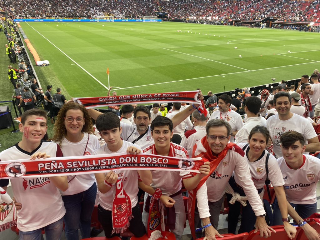 psdonbosco's tweet photo. Aquí está la mejor banda 🎶...aquí estamos otra vez 🎶‼️#Nadielaquierecomonosotros #forzaSevillacampeon 🔴 ⚪️ #FINALUEL ⚪️❤️🔴‼️ https://t.co/GcrdvMJJcw