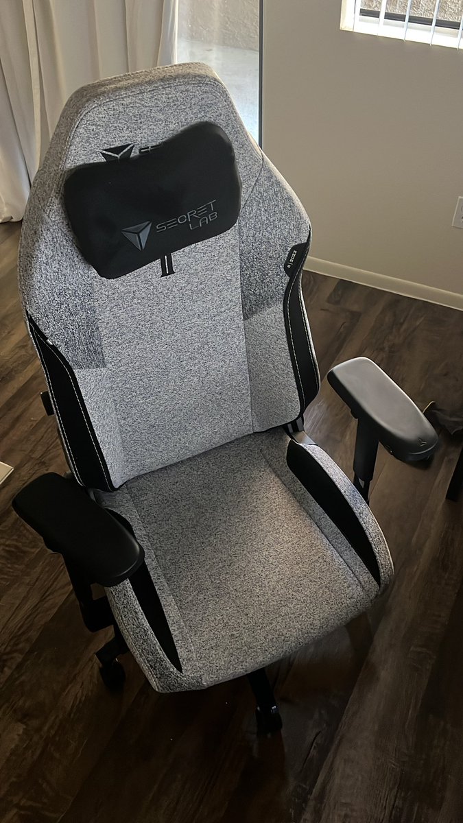 senorchrist's tweet photo. I’m legally obligated to post a picture of this cool chair to extend my warranty. It is a good chair, they do not have my family hostage. #secretlab https://t.co/duluRUr183