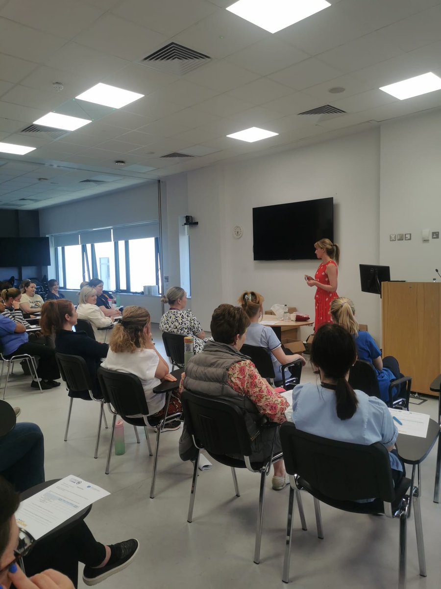 AudreyOHalloran's tweet photo. ๐ชท So delighted to welcome Laura Dowling aka @fabulouspharm to speak to our @stjamesdublin @CancerInstIRE Oncology/Haematology Staff this evening about optimising our own wellness #StaffWellnessEvent #SJHCancerNursing #SJHMDT #CancerInstIRE https://t.co/Ps4FfgEvHv
