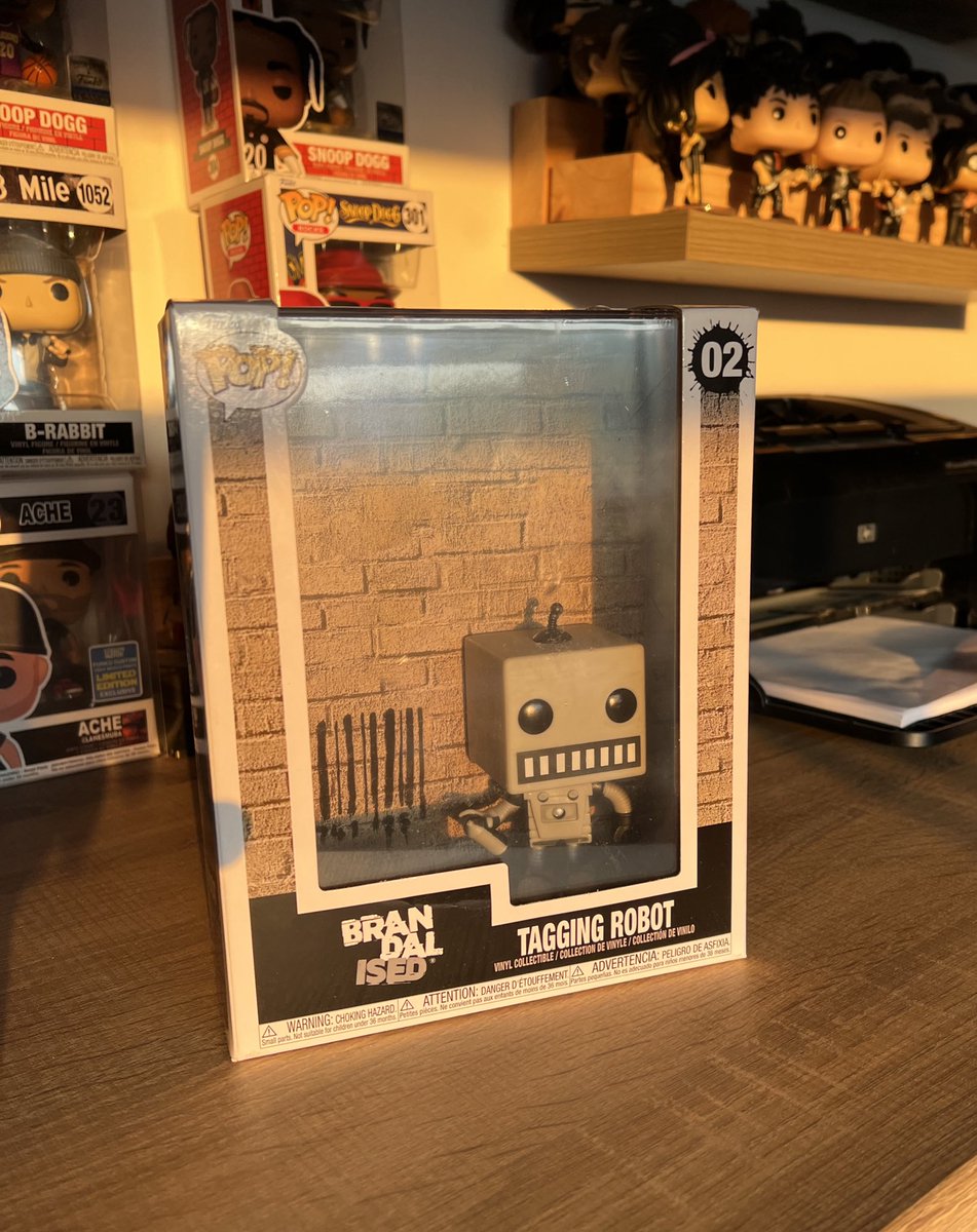 LaHesmuda's tweet photo. Inevitable no comprarme este #TaggingRobot🤖 de @OriginalFunko sí hasta es mi fondo de pantalla del cel.
#Banksy #FunkoPop @brandalised https://t.co/qq4aEezS4H