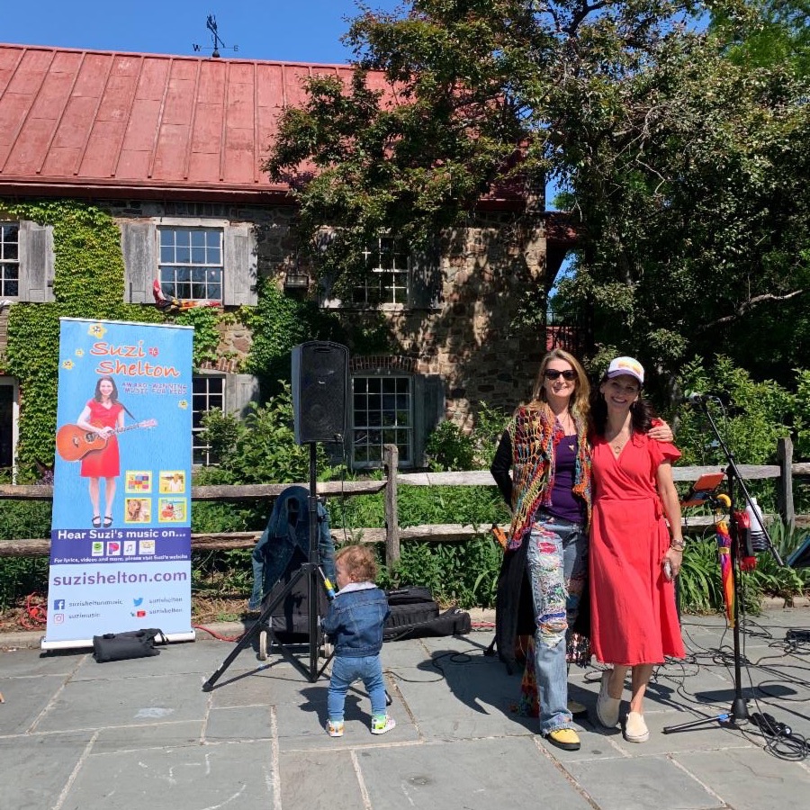 Join the fun at Lalo-Palooza this Thursday at the Old Stone House! Come hear children’s music artist, Suzi Shelton with special guest, Meitar Forkosh, on violin.

#parkslope #oldstonehouse #lalopalooza #suzishelton #livemusic #childrensmusic #parkslopeparents