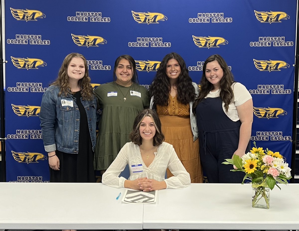 SDMauston's tweet photo. Students from Ms. Luke's Educators Rising Club organize a breakfast honoring the #OneTeam retirees. 

Kailey Tourdot signed her letter in front of members of the Board of Education and Administration!

Congratulations to all retirees and good luck to our future teachers. https://t.co/6B07U5PQkv