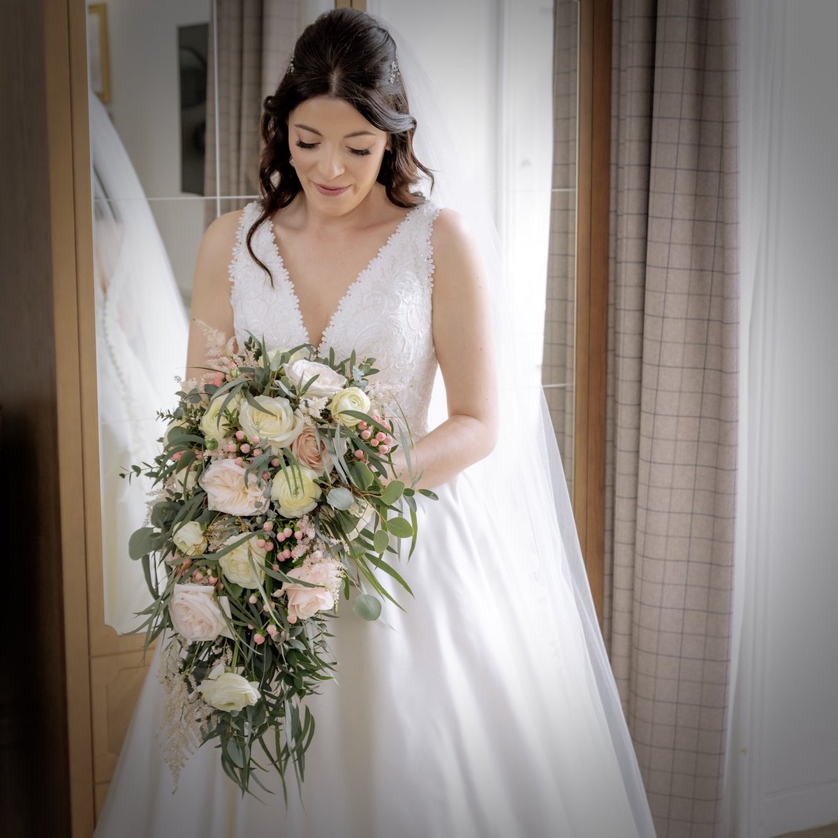 A traditional trailing style bridal bouquet 💍
#WeddingCeremony #CeremonyFlowers #WeddingFlowers #WeddingFlorist #WeddingDayMemories #Hertfordshire #HemelHempstead #MaplesFlowers