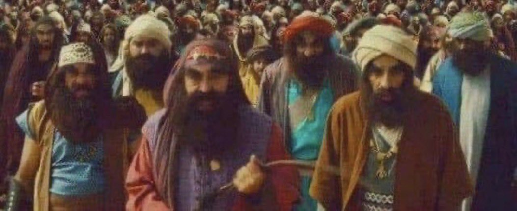 ff3p_'s tweet photo. كفار قريش عندما أخذوا من كل قبيلة رجلاً ..
وذهبوا ليقتلوا النبي ، ظلوا واقفين على باب بيته
طول الليل بانتظار أن يخرج لصلاة الفجر .

رغم أنهم كانوا قادرين أن يقتحموا البيت 
من أول لحظة ويهدموه على كل من فيه .. 
احدهم حاول أن يقترح الفكرة مجرد اقتراح .

رد عليه أبو جهل بكل عنف :
( وتقول العرب أنا تسورنا الحيطا�� و هتكنا ستر
بنات محمد !!؟)..

كفار قريش كان عندهم الحد الأدنى من النخوة
والرجولة ، كانوا يعرفون إن البيت فيه نساء
ولايجوز أن نقتحمه ، لايجوز أن نكشف سترهم
أو ننتهك خصوصيتهم .

أبو جهل حينما غضب ، وضرب أسماء بنت
أبي بكر (رضي الله عنهما )على وجهها طيشاً ، ظل
يترجاها و يقول لها : (خبئيها عني ، خبئيها عني)
أي لاتخبري أحداً .. 
أي : لا تفضحيني ، ويقول الناس أني ضربت إمرأة .

أبو سفيان لما كان كافراً ، خرج مع قافلة
من قريش لأرض الروم ، فاستدعاهم هرقل
ملك الروم ليسألهم عن محمد..

سألهم : هل تتهمونه بالكذب ؟ 
هل يغدر ؟
هل يقتل ؟

أبو سفيان يقول 
( فوالله ، لولا الحياء أن يأ��روا علي الكذب لكذبته) .

يعني رفض شتم النبي لأنه خاف إذا رجعوا مكة
يقال إن أبا سفيان كذب .. 
خاف على سمعته وهو كافر .

العظمة هنا ليست موقف أبو جهل أو موقف 
أبو سفيان .. 
العظمة في المجتمع ..
المجتمع الجاهلي الكافر كان عنده أخلاق .. 
وعزة وإنسانية .

أما الآن فهناك سفك للدماء وهتك لحرمة البيوت
على الملأ ،وتفاخر بقلة الشرف و الدناءة في السلم
و الحرب وكله باسم الاسلام ،
والاسلام براء من ذلك..!!

الآن إذا اختلفنا مع مسلم وليس مع كافر ، نتراشق
 معه بالسب ، ونؤلف عنه القصص ، وكلما جاءتنا قصة عمن اختلفنا معه صدقناها

ونشرناها عنه وبنينا عليها المواقف .

إن الله لا يغير ما بقوم حتى يغيروا ما بانفسهم

الدين اخلاق وليس براويز ...
وايات تعلق في جدران البيوت بدون عمل .

انها الاخلاق ياقوم ...✋