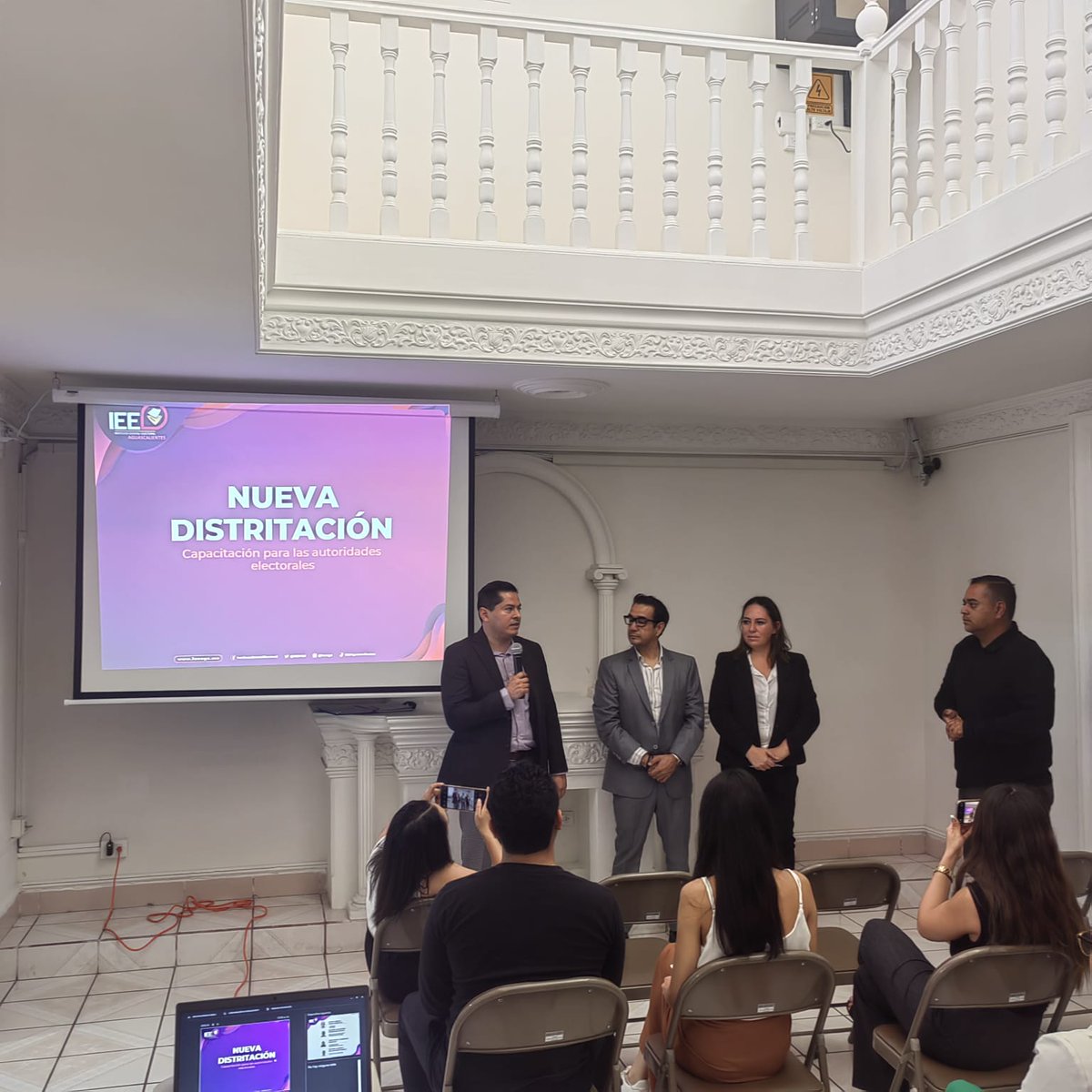 IEEAGS's tweet photo. Hoy visitamos el @TriEE_Ags, donde la Consejera Electoral Zayra Fabiola Loera Sandoval y nuestro Director de Capacitación y Organización Electoral @richogaze impartieron la capacitación sobre las modificaciones realizadas a la distritación electoral local.
#UbicaTuDistrito📍 https://t.co/BPKGq83XTN
